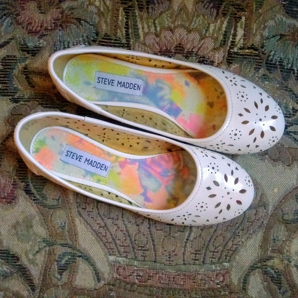 Girl's Steve Madden white laser cut ballet flats
